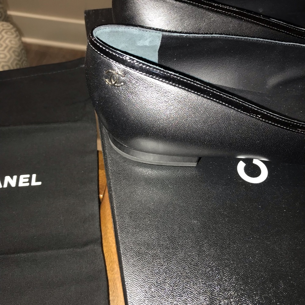 CHANEL LAMBSKIN FLATS . WITH PATENT LEATHER BOW - Picture 3 of 7